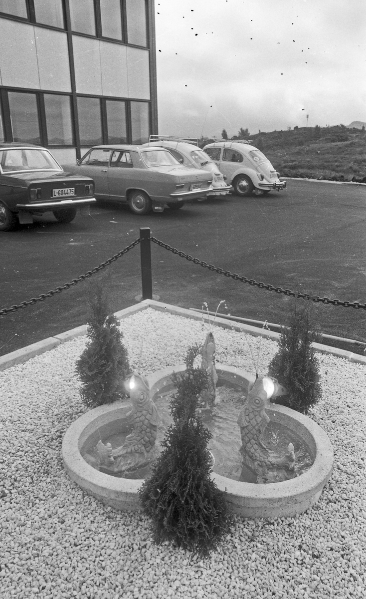 Tysvær Rådhus. Kommunesenter. Barnehage og sparebank. Interiør og eksteriør.