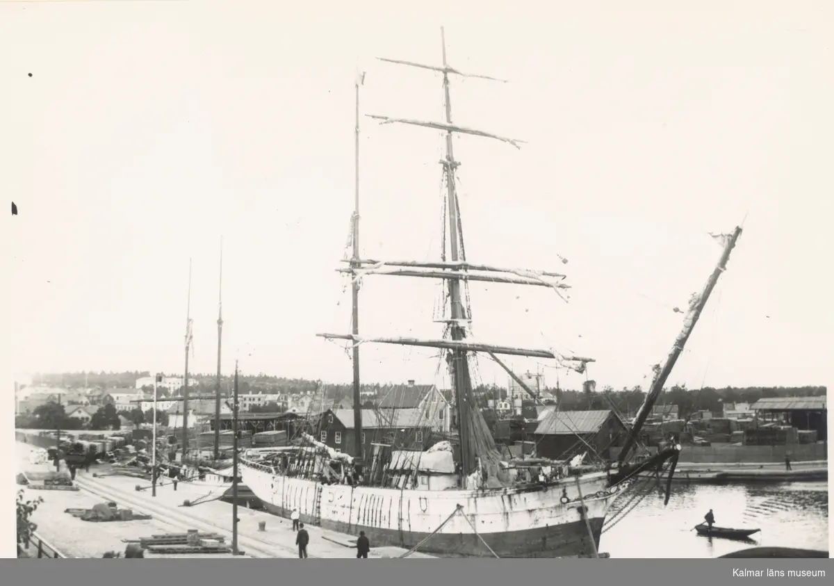 Ett segelfartyg vid kajen i Oskarshamn.