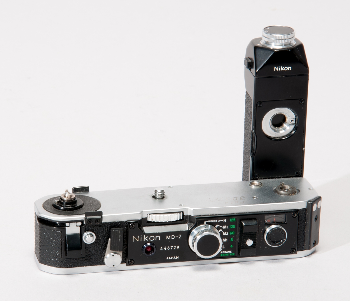 Motor typ MD-2 till kamera Nikon typ F2.
Märkt "KTH FOTO 300754".
Med sladd för anslutning till ackumulator.