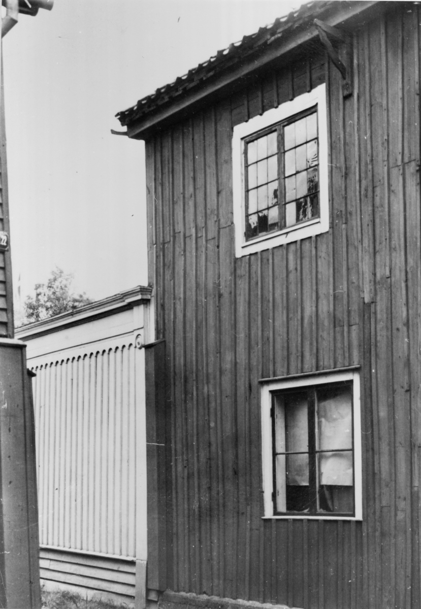 Kvarteret Plantagen, före detta SödraVarvet 4, första kvarteret 73-74, Spinnhusgränd 2, södra gaveln. I övre våningen syns ett gammalt fönster med blyinfattade rutor.
