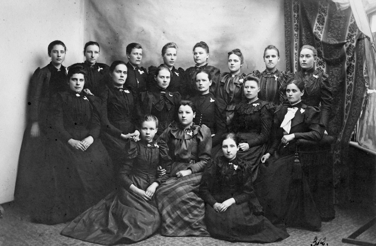 Flickor och damer, kring sekelskifte 1800-1900.