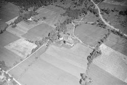 Gausdal Østre, gårdene Bakke øverste og Hanestad foran til h