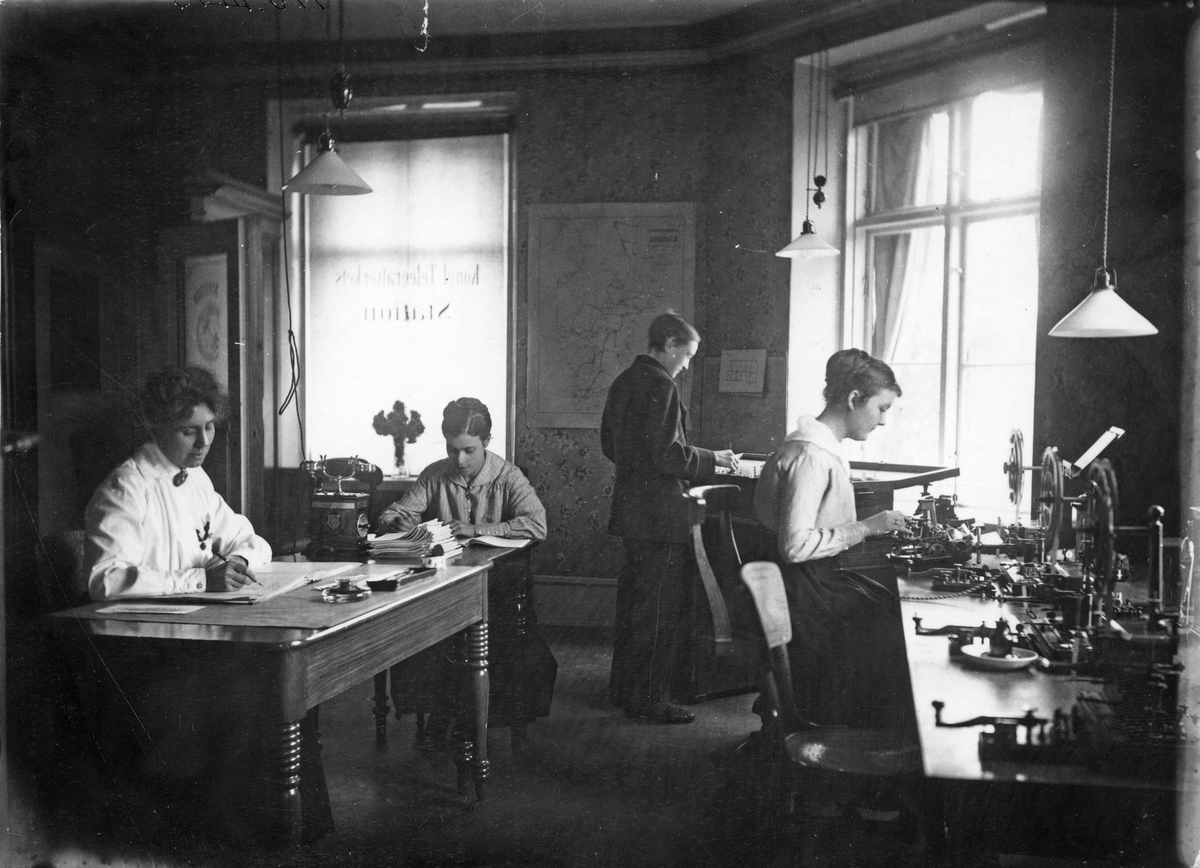 Köpings Telegrafavdelning Personal: Himmi Öberg, Emy Sjögren, Knut Haglund & Emy Carlsson.
