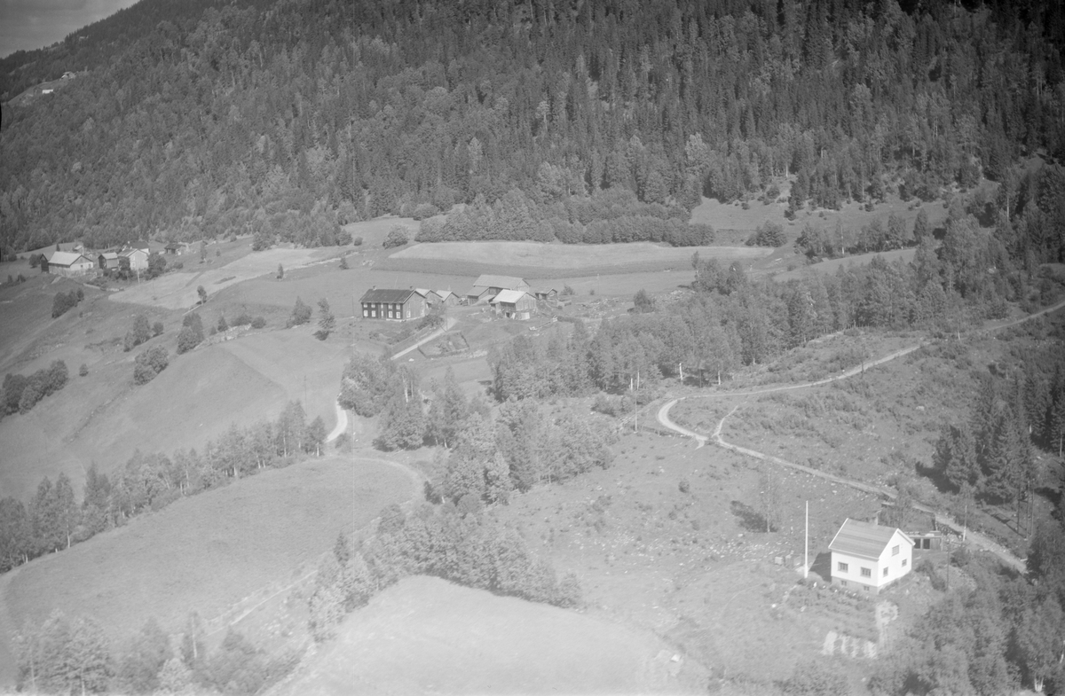 Berg søndre, Auggedal, Vestre Gausdal midt i bildet, Berg nordre til ...