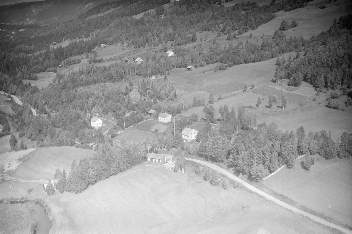 Gardsbruk Vestre Gausdal, Auggedal. Nærmest på nedsiden av vegen ligger Elim, som var forsamlingshus/bedehus. Rett på andre siden av vegen liger en bolig med bruksnavn Bjørkeli og til venstre for det Solhøy. Alle langs Auggedalsvegen