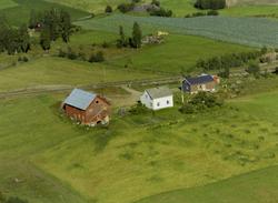 Østvang, småbruk, Østre Gausdal. Gammel rød driftsbygning, h
