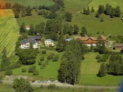 Aulestad. Gårdsbruk og museum. To hvite bygninger, stor drif