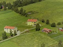 To grønne bygninger. Boliger tilhørende Granheim?  Kulturlan