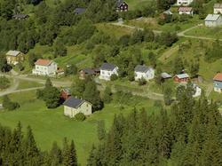 Segalstad Bru. Vegkryss. Mange eneboliger. Kjøkkenhager. Dyr