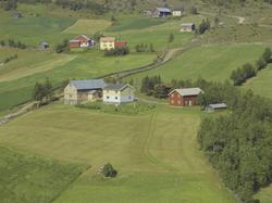 Gård, toestasjes hvitt/gult våningshus, rødt toetasjes vånin