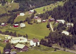 Rustmo. Gård og landhandleri. Stort hvitt våningshus, hvitt,