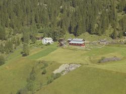 Hyttenget. Gård. Stor, hvitmalt våningshus, Lite rødmalt vån