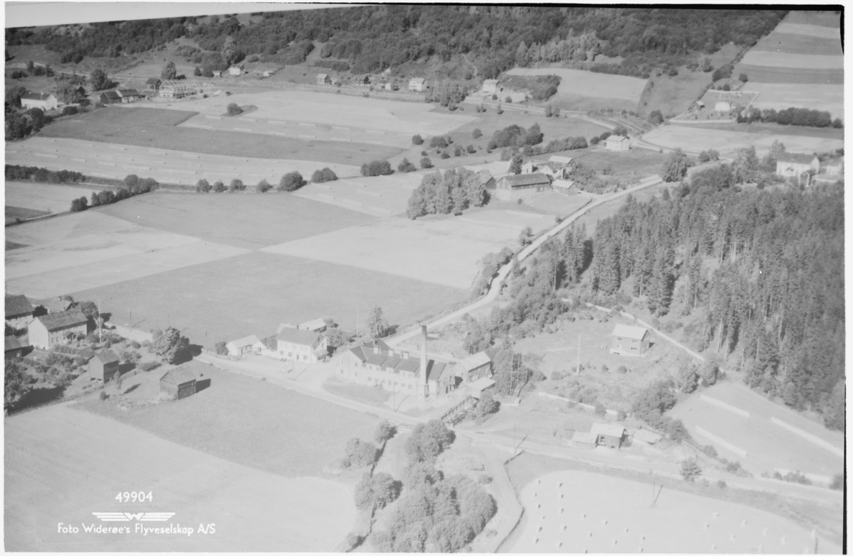 Øyer meieri, 12.09.1952, meieribygninger, Jevne gård til venstre, Øyer prestegård øverst til venstre, grunnlag for postkort