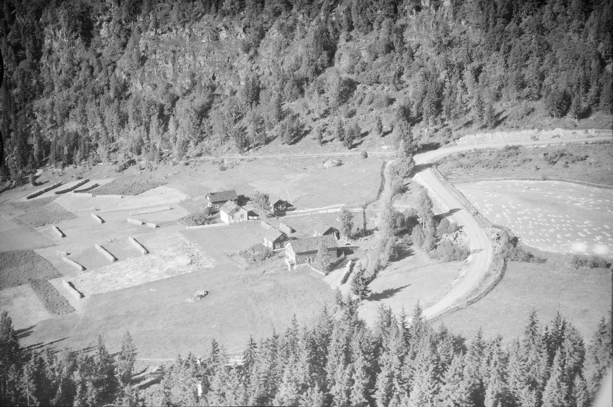 Bergaust og Bergaust søre, Øyer, To småbruk ved siden av hverandre. 1952, Begge har ettoghalvtetasjes våningshus, små driftsbygninger og uthus.  Kjøkkenhager, jordbruk, slåttonn, hesjing, blandingsskog
