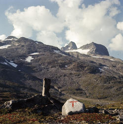 Turistforenings T malt på en stein.
