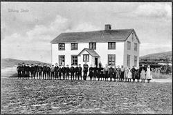 Uthaug skole med lærer og elever 1911