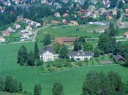 Flyfoto, Lillehammer, Søre Ål.  Suttestad gård i forgrunnen 