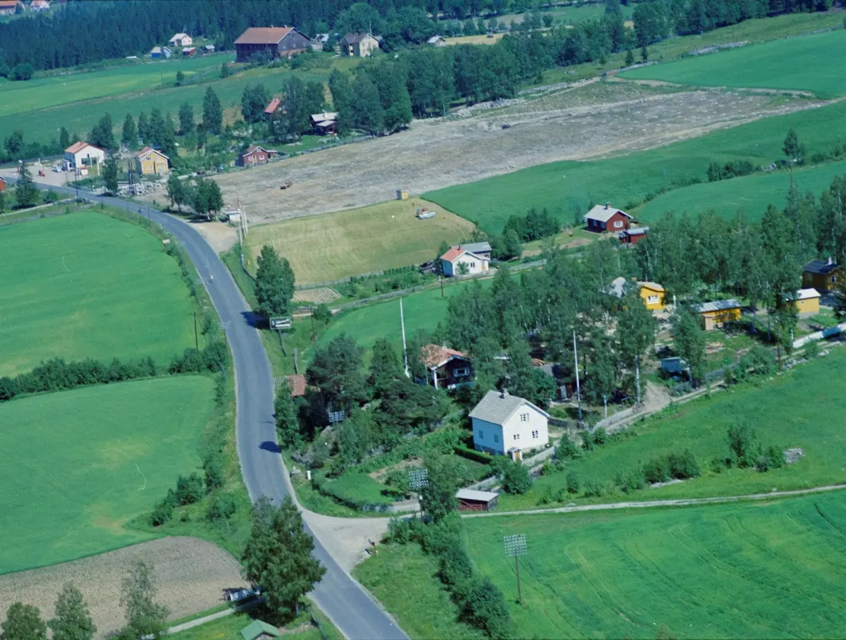 Flyfoto, Lillehammer, Søre Ål.  Det hvite huset nærmest er Furuheim, antagelig dagens Ånnerudgutua 2. Hamarvegen er hovedvegen i bildet og øverst til venstre er det som Dahlens bensinstasjon, Hamarvegen 231. Før den ser man kiosken ved innkjøringen til Galterud.
Midt i bildet, et skilt med "Velkommen til Lillehammer"