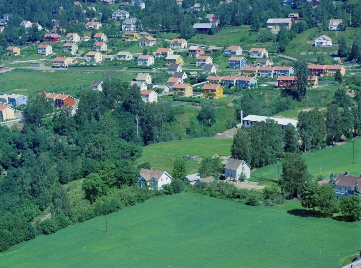 Flyfoto, Lillehammer, Søre Ål.  Den hvite lange bygningen midt i bildet er tidligere Nor-Wind i Hagevegen 1. Huset nærmest er Elverhøi med adresse Elverhøivegen 8. Til venstre ligger Årettadalen og øverst i bildet går Hamarvegen