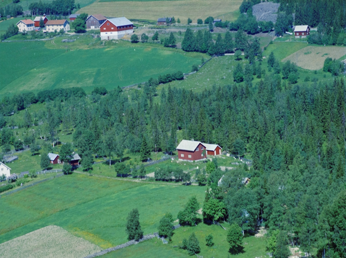 Flyfoto, Lillehammer, bebyggelse. Det røde huset i forgrunnen er ...