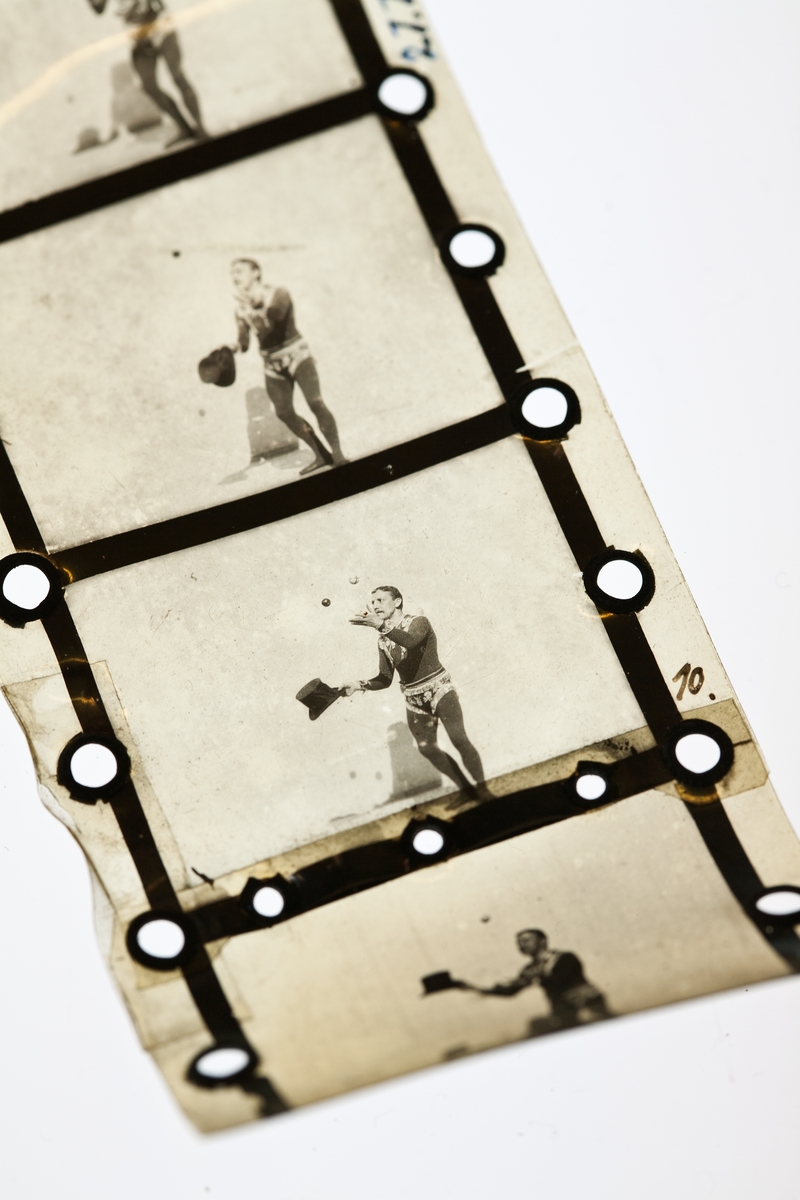 Bild till utställningen 100 innovationer föreställande innovationen "filmen".
Två bitar positiv film av celluloid, 54 mm bred, för visning av "rörliga fotografier" i projektor, "Bioskop" av Max Sklandanowsky (1863-1939).
Bildyta:1. 39, h. 265. mm.
Den längre filmbiten (12 bilder ur filmen "Das boxende Känguruh" med "Mister Delaware" maj 1895) har hålen numrerade 106-128 med bläckskrift och skarv mellan nr. 112 och 114.
Den kortare biten (ur filmen "Der Jongleur Paul Petras" med hög hatt och två bollar, maj 1895) har skarv vid nr. 10.
Perforering i båda kanterna med cirkelrunda hål (2 par för var bild), skodda med större öljetter.