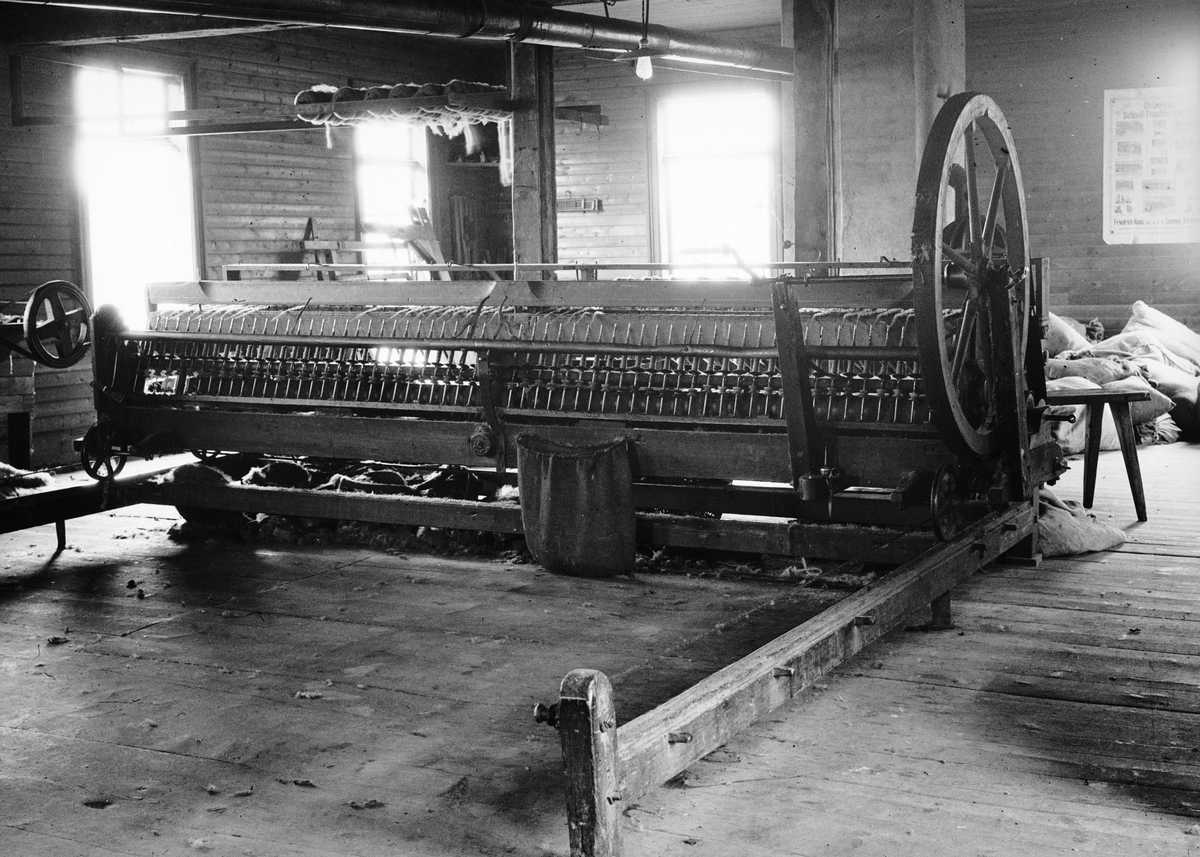 Handspinnstol med 60 spindlar på vagnen, bobiner på stativet, klämmbom för sträckning på vagnen.Bredd 4.1 m. Djup 3,5 m.Maskinen ursprungligen inköpt från Norrköping.