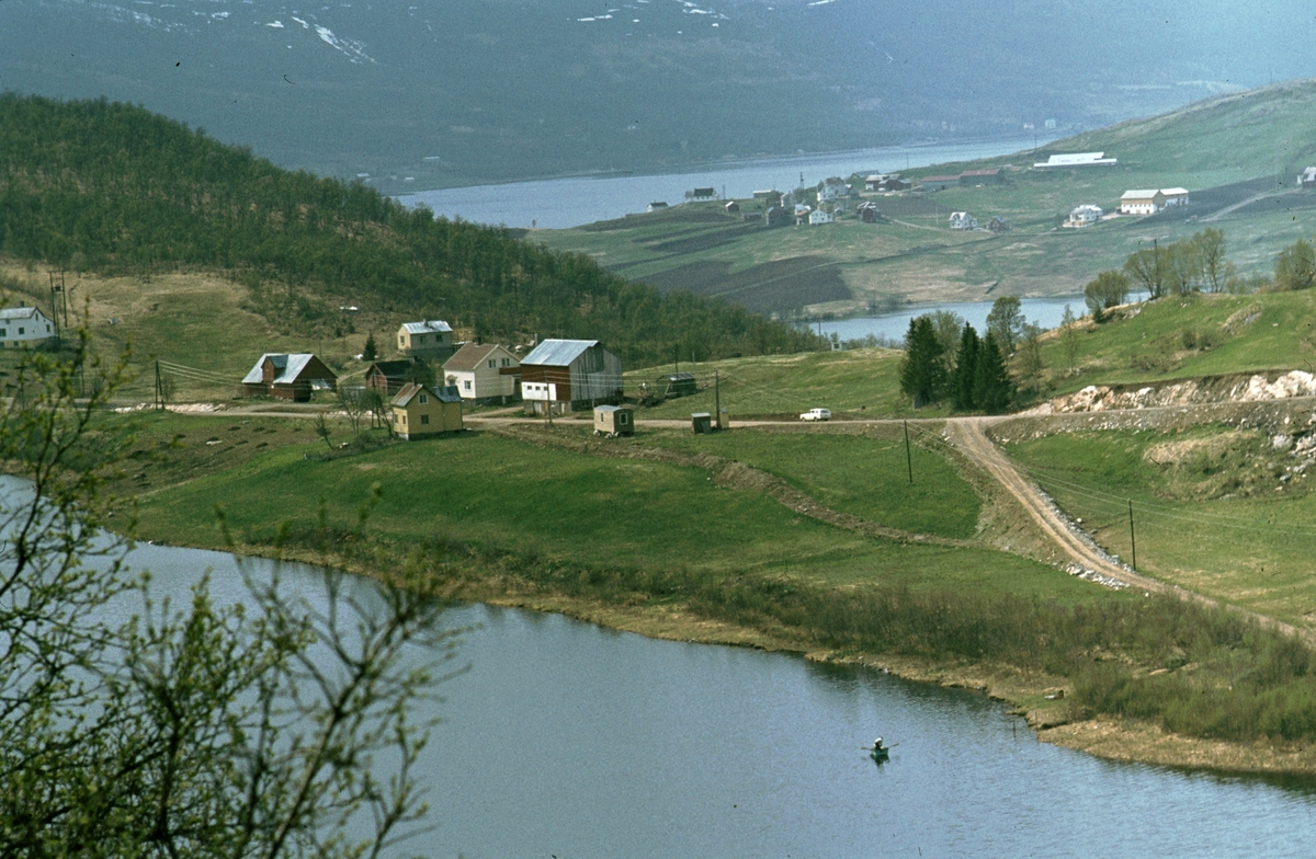Bebyggelse i Grunnvassbotn, med Kasfjord i bakgrunnen og Botnvatnet i forgrunnen.