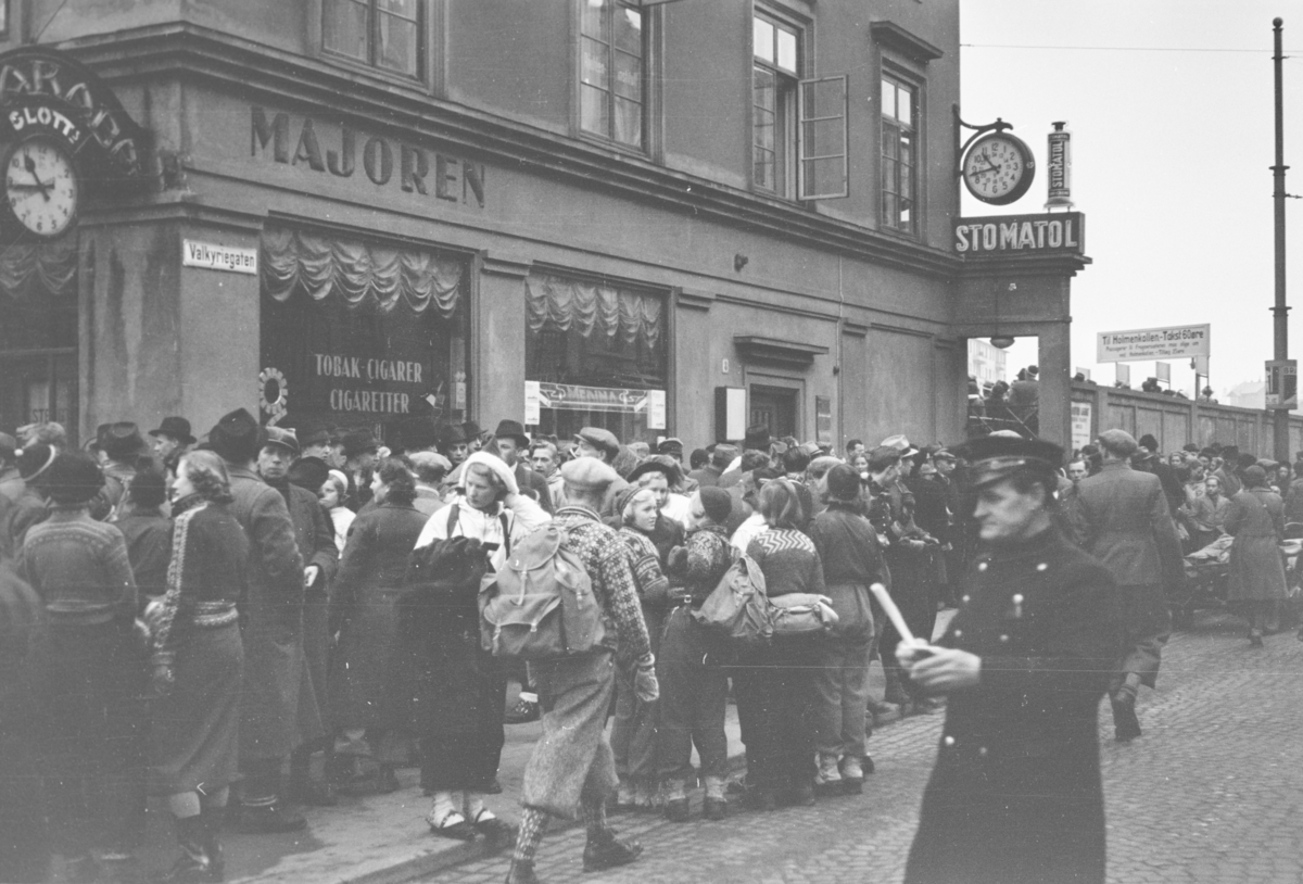 Holmenkollrennet 1939. Kø foran Majorstuen stasjon i påvente av transport med Holmenkolbanen.