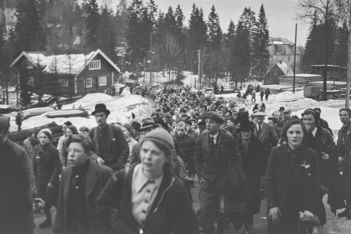Holmenkollrennet 1939. Kø fra Holmenkollbanen til Holmenkolbakken.