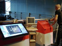 Montering av tekst på utstillinga Internetts historie, Stein