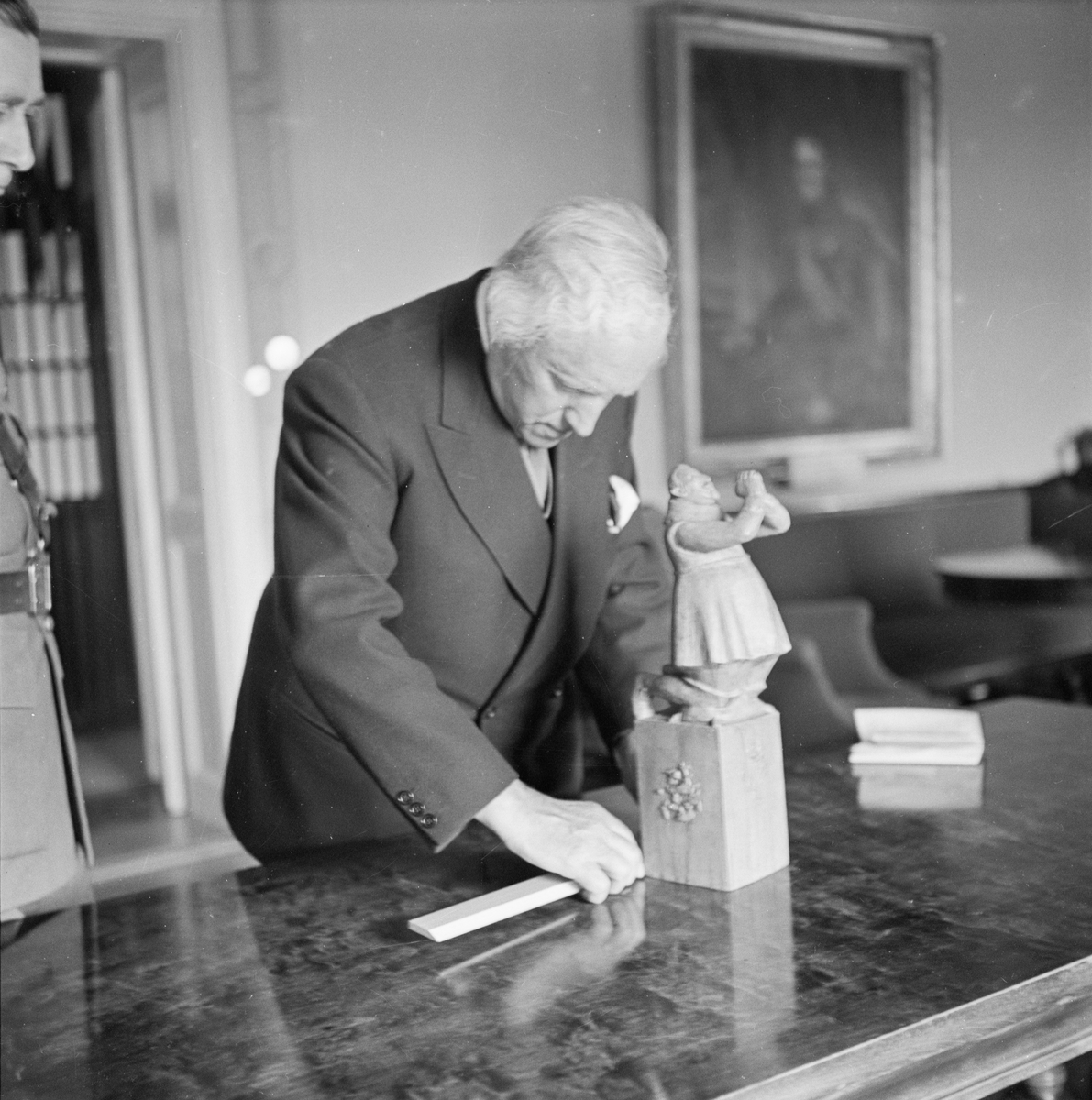 Professor Carl Milles, besök på Upplands Regemante I 8, Uppsala, augusti 1947