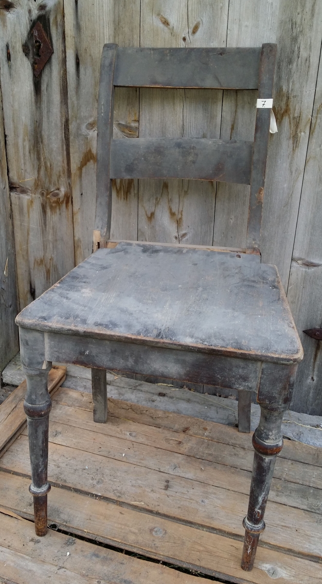 Bjørkestolen er tappet, og har sete av furu som er festet med spiker. Den er reparert med metallplater på begge sider, men disse har gått i stykker.