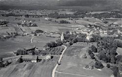 Flyfoto av Bøhaugen med kyrkjene og Midt-Bø gardane