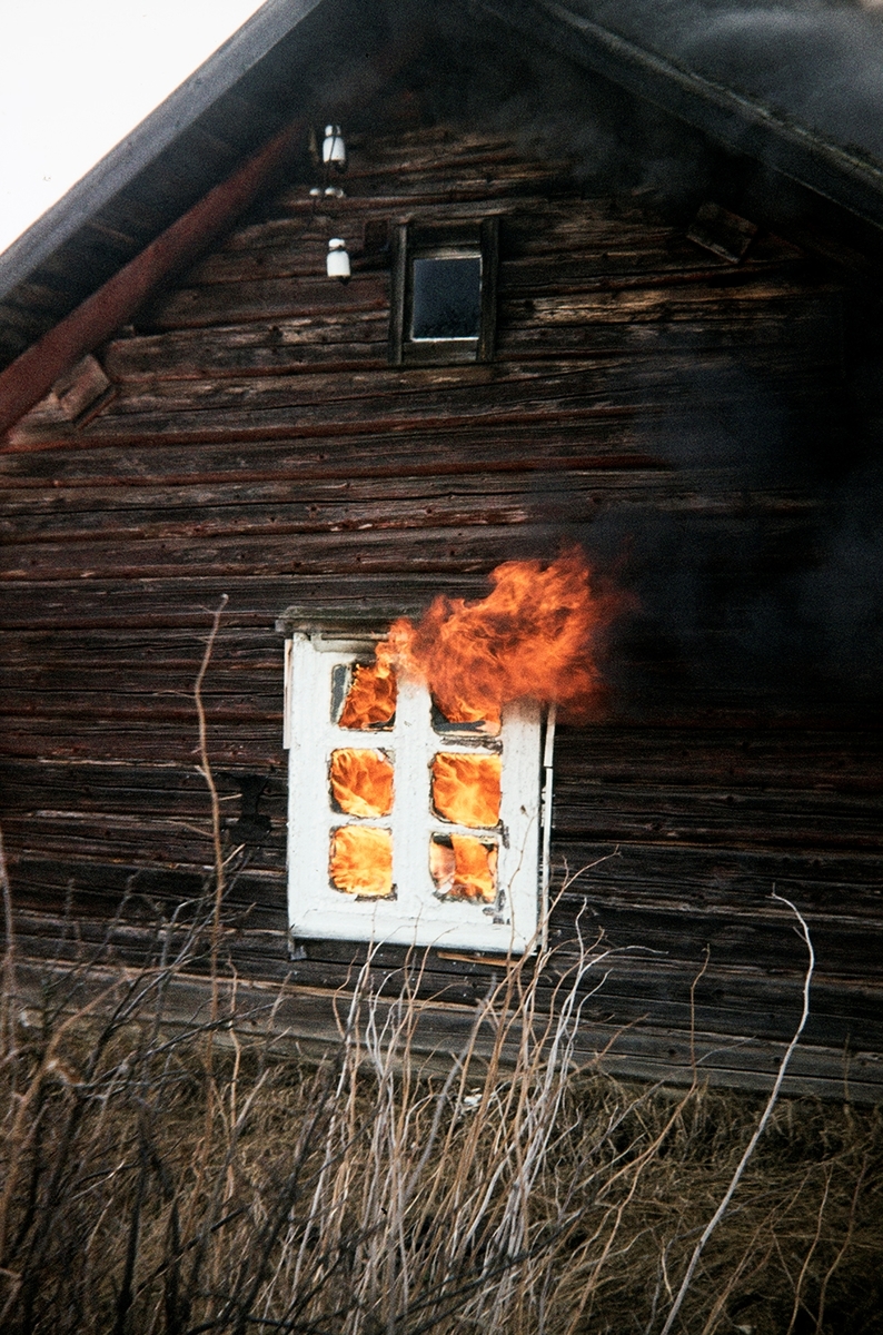 Holstuen, Gnr. 201, , husmannsplass, Veldre, forfall, brannøvelse 1977