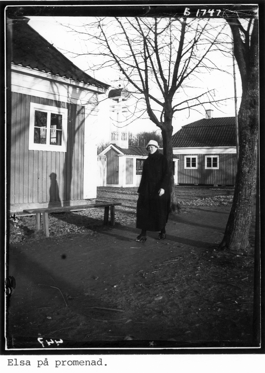 Elsa på promenad vid entrén till Folkungavallens idrottsplats, Brunnsgatan, Nyköping.