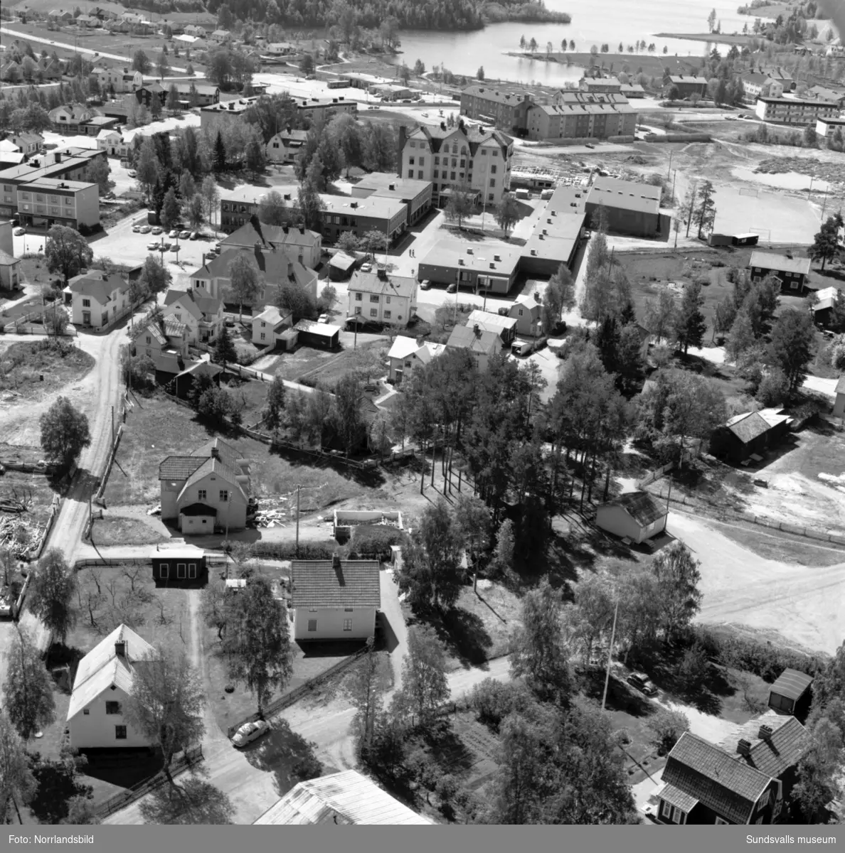 Flygfoton över centrala Matfors, södra sidan av Ljungan. Sköle-området där en hel del numera är rivet och ersatt av flerfamiljshus, skolan, Elim-kapellet, yllefabriken, Folkets hus, gamla och nya Tunahus.