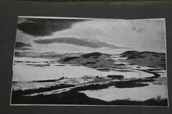 Snøkledt landskap med jernbane, trolig Bergensbanen