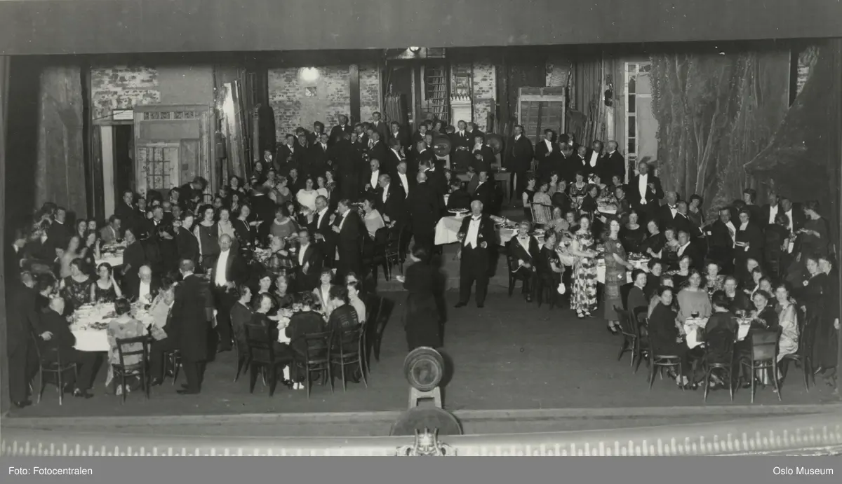 Nationaltheatret, interiør, 25-årsjubileum, fest på scenen, småbord, kvinner, menn