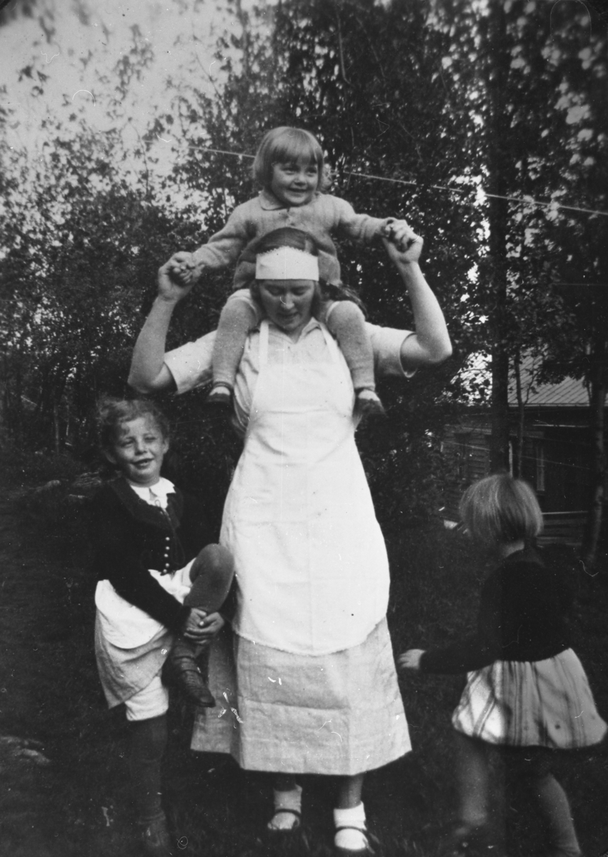 Alfhild Jørgensen, født Isaksen fra Gammelseter i Tranøy. Hun var barnepike for dr.Hoyers barn, Maia, Liv og Irmelin.  Bildet tatt ca.1935.