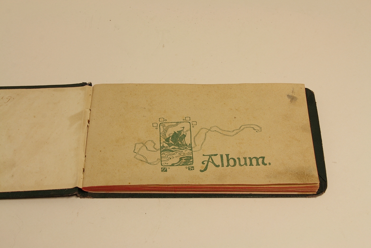 Relief, malt i gull.