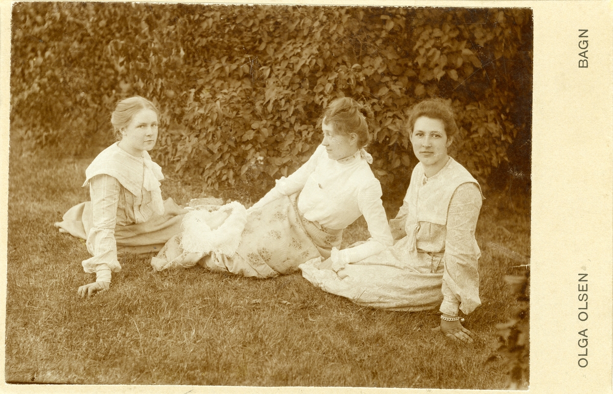 Ingeborg Berglund, Cecilie Berge og frøken Bærøe. Berglund til høgre og Berge til venstre.