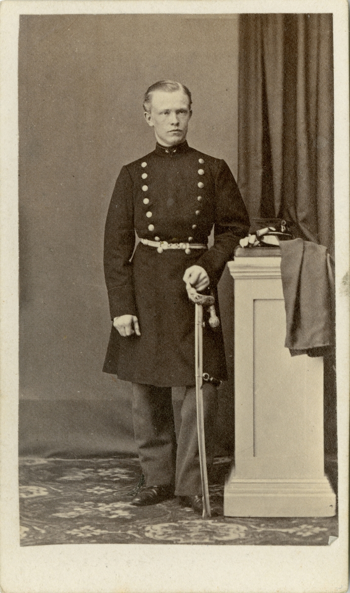 Porträtt av Zacharias Eduard Wallmark, löjtnant vid Norrbottens fältjägarkår I 19.
Se även AMA.0009204.