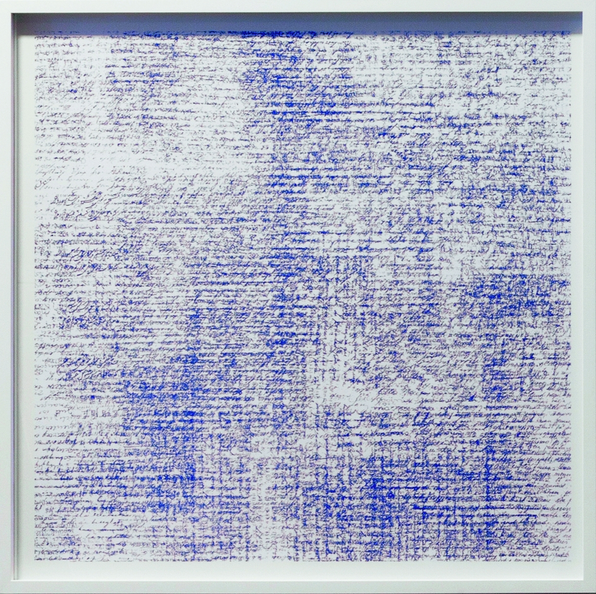 Motivet består av mange lag håndskrift i blå blekk, på flere forskjellige språk, som danner abstrakte komposisjoner.