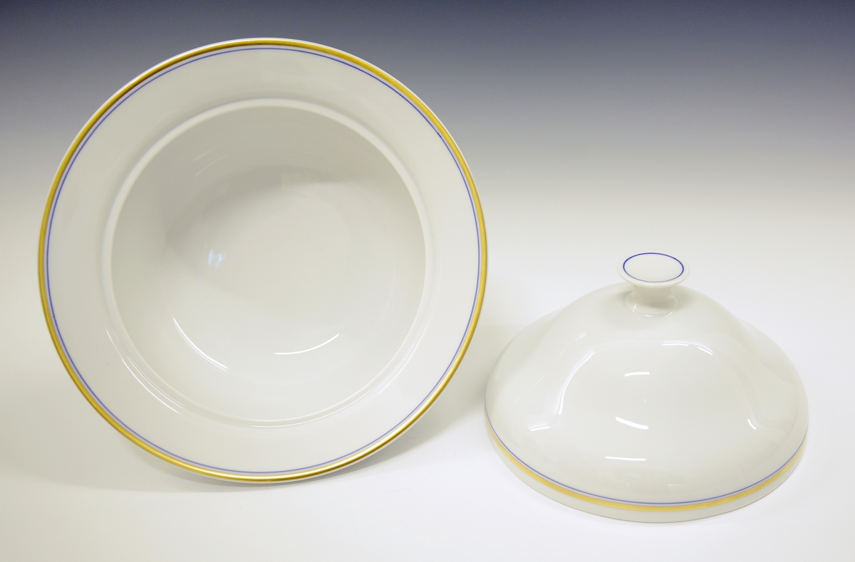 Lokkefat av porselen. Rund bolle med fane og høyt lokk. Hvit glasur. 
Modell: 2590
Dekor: Line.
Design: Leif Helge Enger.
