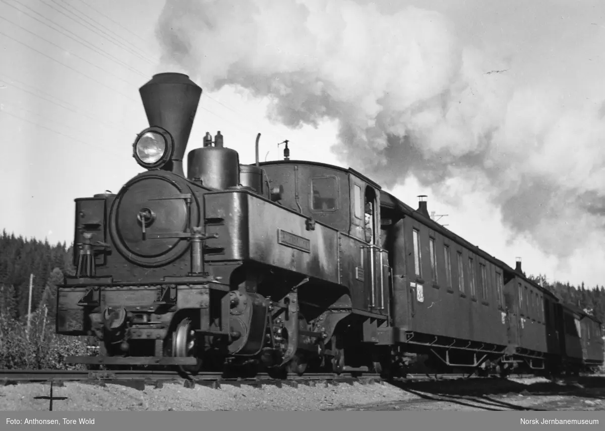 Damplokomotiv nr. 5 "Bjørkelangen" med persontog