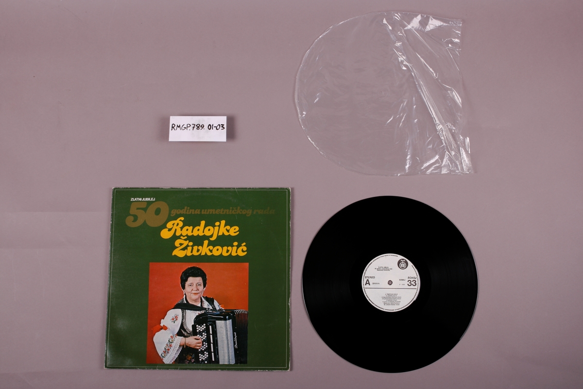 Dobbelt plateomslag i papp, grammofonplate i svart vinyl i plastlomme.