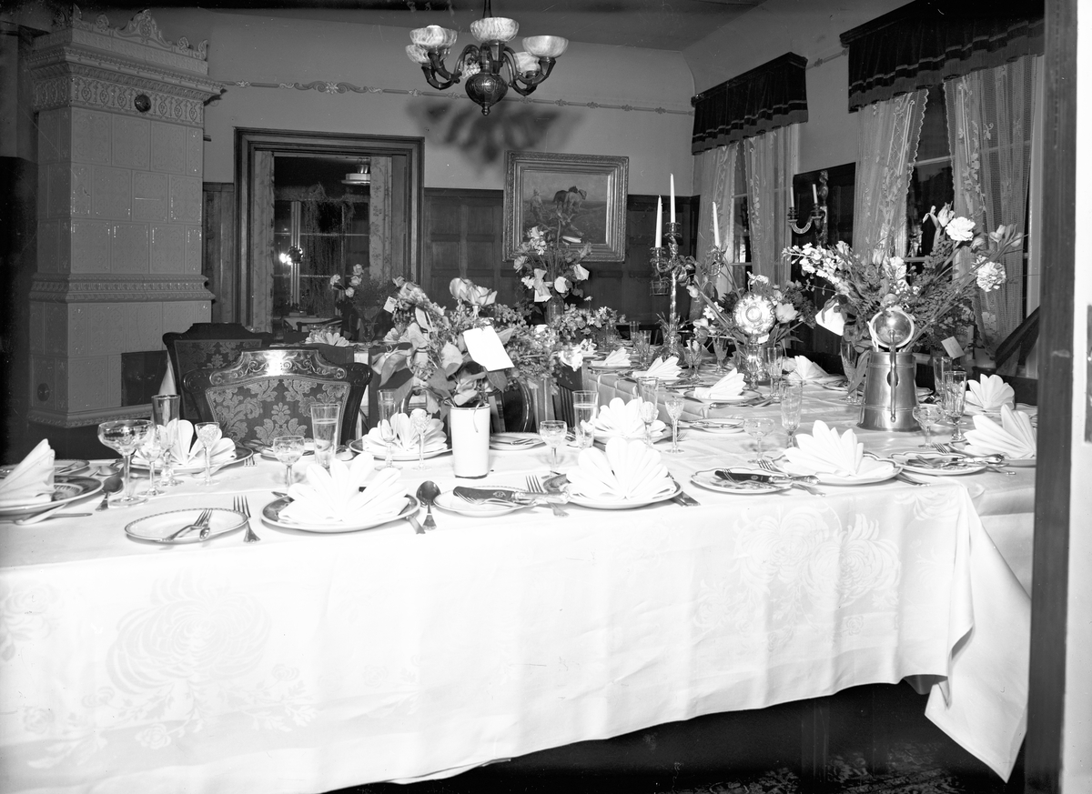 Middagdukning. Direktör Albert Westin, Norra Kopparslagrgatan 17, Gävle. 11 maj 1946.