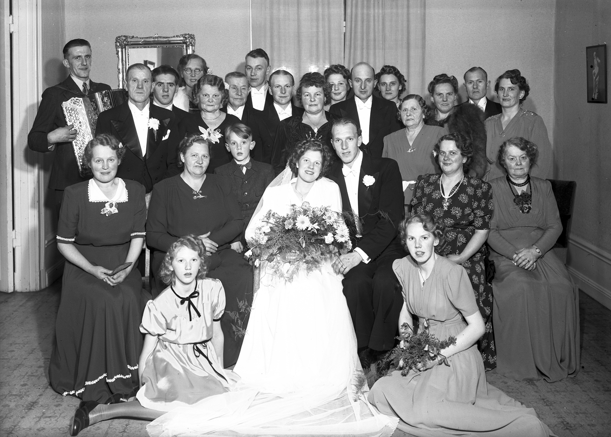 Brudpar Erik Magnusson, november 1945. Grupp tagen på restaurang Gothem.