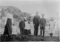 Familie ved sildoljefabrikken