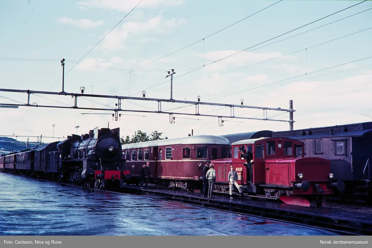 Gjøvik stasjon med persontog trukket av damplokomotiv type 31b, skiftetraktor med styrevogn i spor 2